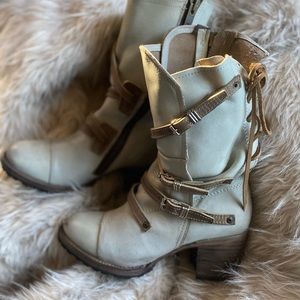 BRAND NEW Freebird Cora Boots Light Grey Size 9